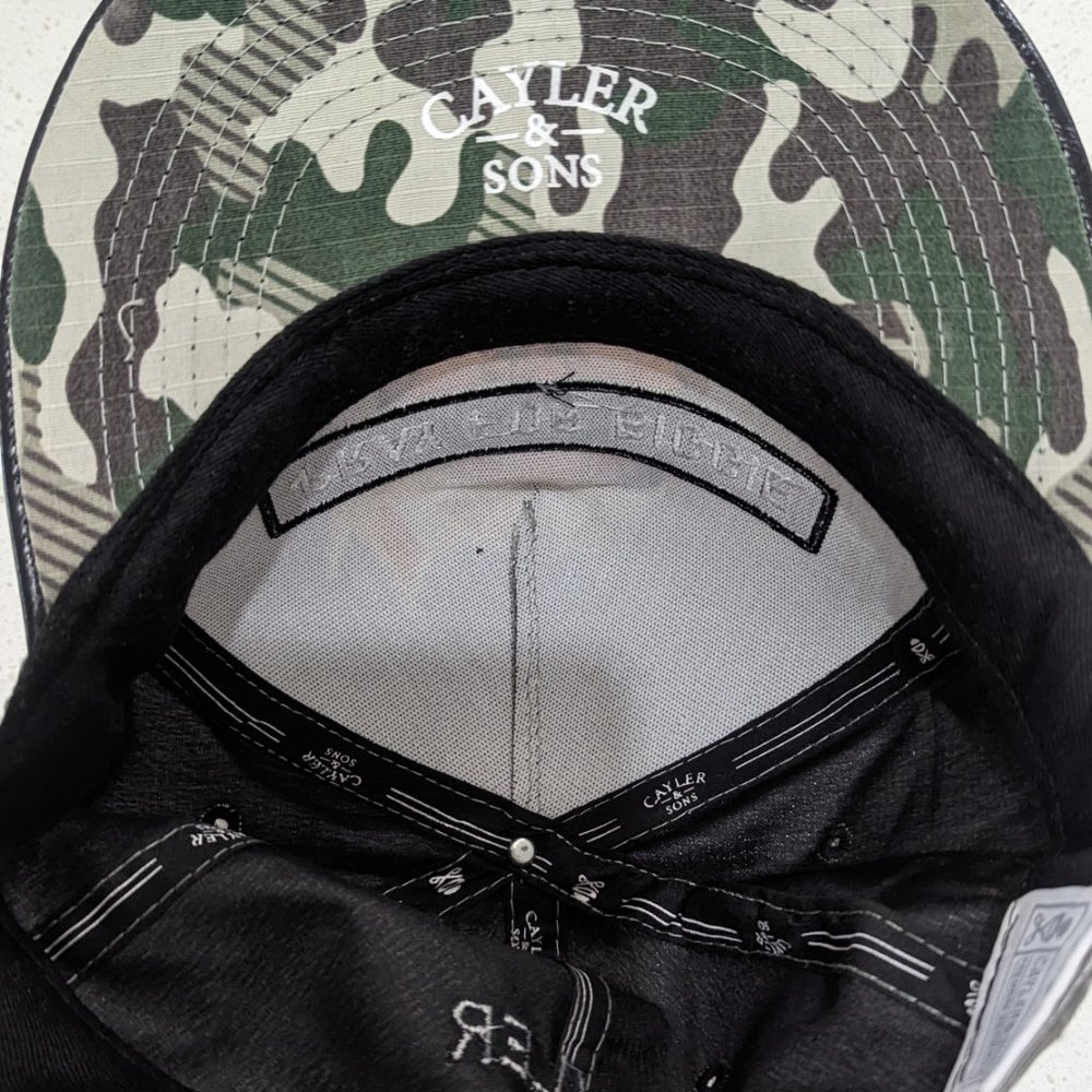 Snap back hat - Picture 4 of 4